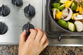 天然气公司提醒用户：请选用不锈钢金属软管连接灶具，自购或拨96777预约上门更换均可图片