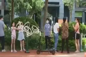 4岁男童玩健身器械不幸伤到了手指，导致截肢！很多小区都有图片