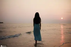 小说：下班踩空台阶昏倒，醒来却看见个意想不到的人图片