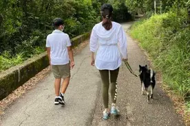 50岁李嘉欣带儿子遛狗，穿健美裤身材太惊艳，儿子背影像极老爸图片