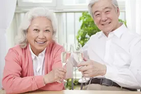 70岁老人坦言：“给搭伙的老伴发工资，我的晚年幸福又踏实”图片