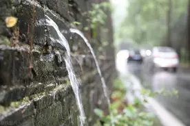 震撼！南京重现“龙吐水”奇观，由600多年的明城墙喷吐图片