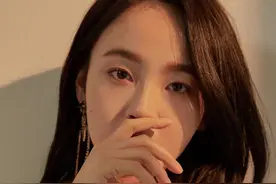 张佳宁最新大片来袭，西装搭配酷飒十足，一改往日形象图片