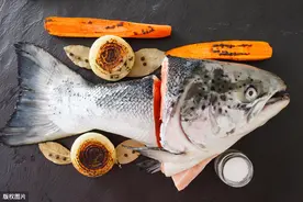 买鱼时，为什么鱼贩子都要用黑色塑料袋？原来有“猫腻”，快看看图片