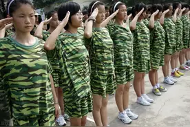 对学校采取军事化管理的看法图片