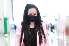 钟丽缇发型选对了！浓密秀发配粉色西服好减龄，51岁穿出少女感图片