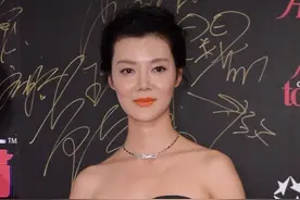车晓终于性感一回，穿灰色抹胸连衣裙配高跟鞋高级优雅，美腻了图片