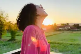 许晴在国外放飞自我，穿玫红色T恤在草地上玩耍，回归“少女晴”图片