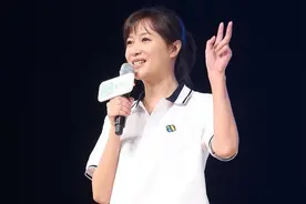 徐静蕾为扮嫩豁出去了，46岁还敢穿Polo衫配百褶短裙，不过挺减龄图片