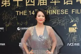 章子怡可真大胆，穿薄纱裙全靠两条肩带支撑，背过身来让人脸红图片