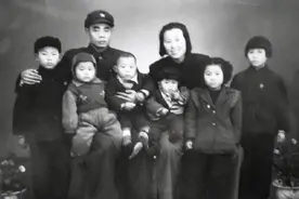 他打响抗美援朝第一枪，一生育8男4女，1955年还被授予中将图片