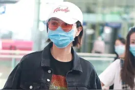 万茜双手插兜秒变“帅姐姐”偶遇王霏霏一起对镜头比心图片