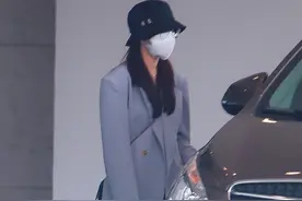 迪丽热巴穿着灰色西装包裹严实，急匆匆赶路程很忙碌图片