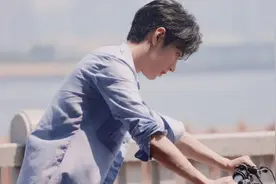 骑单车的肖战：清澈如水，夏天的味道图片