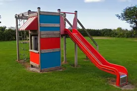 58岁女子玩滑梯摔骨折，索赔12万，网友却替游乐园叫屈图片