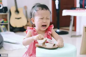 孩子一生气就打自己，只是因为脾气大？这是“情绪饥饿”要警惕图片