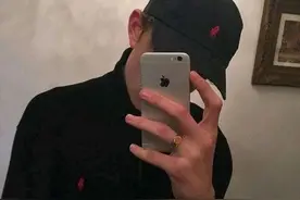 一个男人带俩手机有何“秘密？听听三个“双机”男人怎么说图片