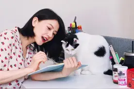 冻龄女神高圆圆偏爱的骆驼式瑜伽，扩胸瘦腿又减压，你做对了吗？图片