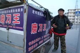 甘肃78岁老汉磨刀31年成“磨刀王”，网友：老艺人的操守暖心图片