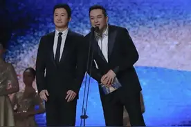 吴京成百花奖亮点？站姿和张嘉益对比太好笑，网友调侃：像蜡像图片