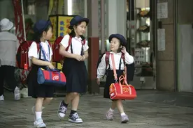 日本孩子为什么不需要家长接送？没人敢拐！没人敢养图片