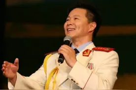 荣登9次春晚的王宏伟，选妻子唯一要求：让守寡45年的母亲满意图片