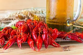 警惕！小龙虾配啤酒，差点要了武汉大伯的“眼”图片