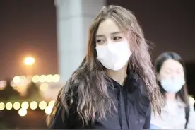 辣妈杨颖穿露腰衫配紧皮裤，蛮秀小腰和细长腿，胯“不行”？图片