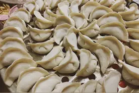 老鼠偷饺子藏在炕洞里，自下而上一圈圈排列整齐，砌成一座“饺子塔”图片