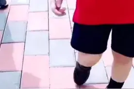 37岁陈妍希送娃上学，老公陈晓疑出镜？儿子走路姿势被指太像爸图片