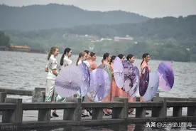 走在西湖上的美女穿的靓图片