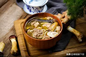 炖鸡汤时，用“公鸡”好还是“母鸡”好？口感差别大，别再用错了图片