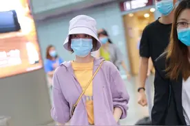 街拍：吴昕穿紫色卫衣配休闲裤搭小白鞋，尽显萌萌可爱图片