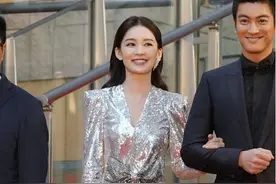 李沁何必与自己较劲，穿这么短的裙子，走路时只能拿手往下拽图片