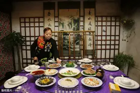 62岁大妈一桌菜做40年，八凉八热荤素搭配色香味俱全，摆桌更讲究图片
