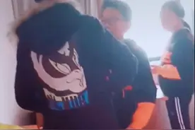 男孩与同学假期后初见面，同学身高让他伤心：说好一起长大呢图片