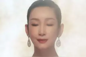 视后秦海璐大片出炉，42岁穿深V大秀事业线，网友直呼好性感图片