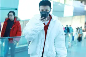 李荣浩理小平头现身机场 一路皱眉打电话面带愁容图片