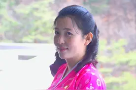 拒绝中国游客搭讪的朝鲜女孩，内心已在改变，喜欢接待外宾赚外汇图片