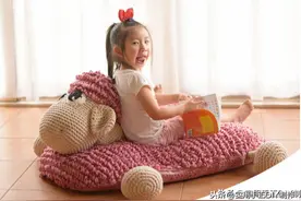 「钩编图解」粉色小绵羊垫子的详细编织方法图片