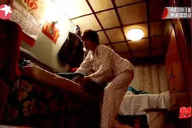 上海一家4口挤14㎡，内急只能用夜壶，因家里破儿子50岁还没结婚图片