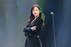 张含韵抢镜真有一套，把西装当裙子穿，薄纱秒变贵气拖尾图片