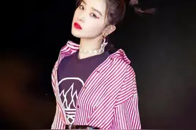 衬衣+T恤，过渡季节就这么穿，实用又时髦图片