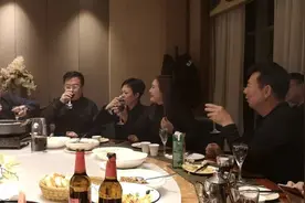 饭局上想和领导迅速拉近关系？总结经验：3聊3不聊，一招鲜吃遍天图片