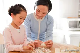 妈妈剁饺馅，爸爸擀面皮，孩子们围坐一起打下手，饺子里放进一枚硬币，这才是阜阳的年味儿图片