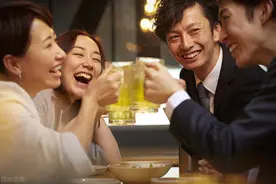 聚餐后被男同事强吻，我辞职并告诉男友，没想到最后却以分手告终图片