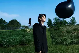 王俊凯登上《ELLE》八月刊封面，简直就是后花园的音乐王子！​图片