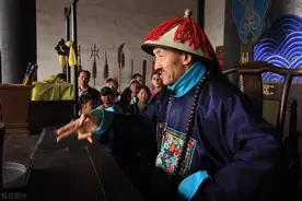 故事：县太爷一声喝， 两排衙役手中木棍在地上敲击：“威武——”图片