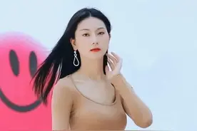 街拍：裙子开叉高到不敢看，姐姐一定是人群C位图片