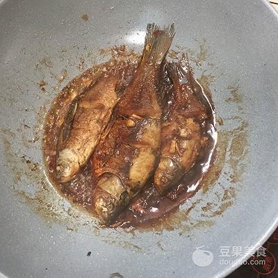 红烧鲫鱼最正宗的做法 2026年红烧鲫鱼最正宗的做法是什么,怎样煎鱼才